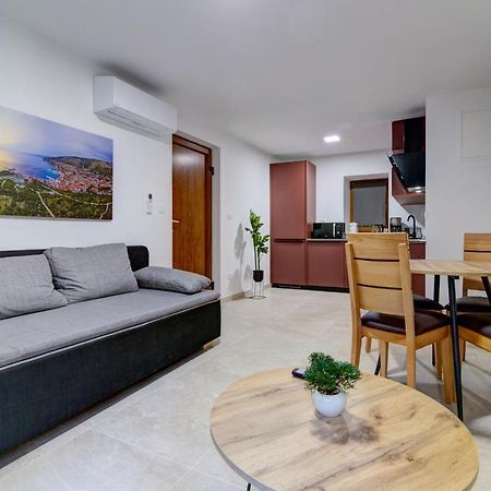 Rote Zora Apartment Senj  Luaran gambar