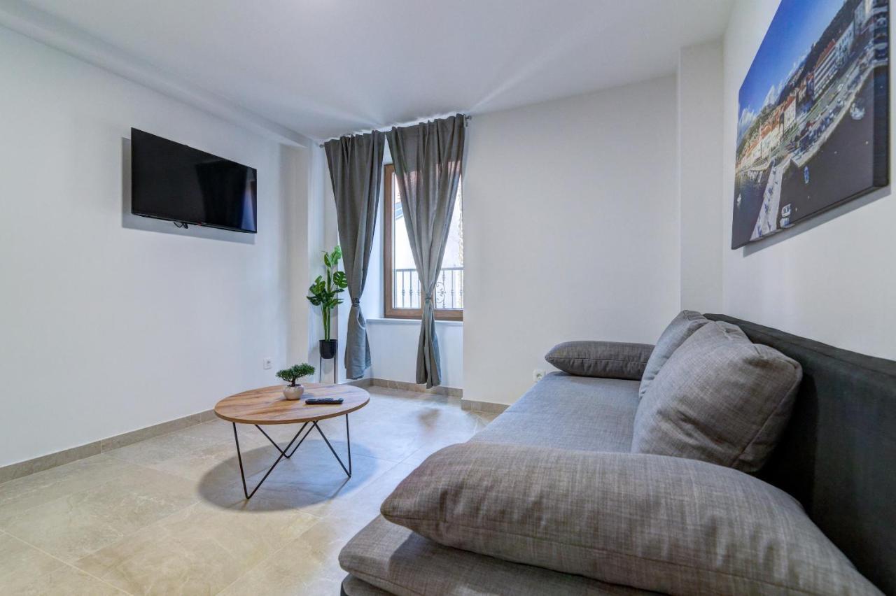 Rote Zora Apartment Senj  Luaran gambar
