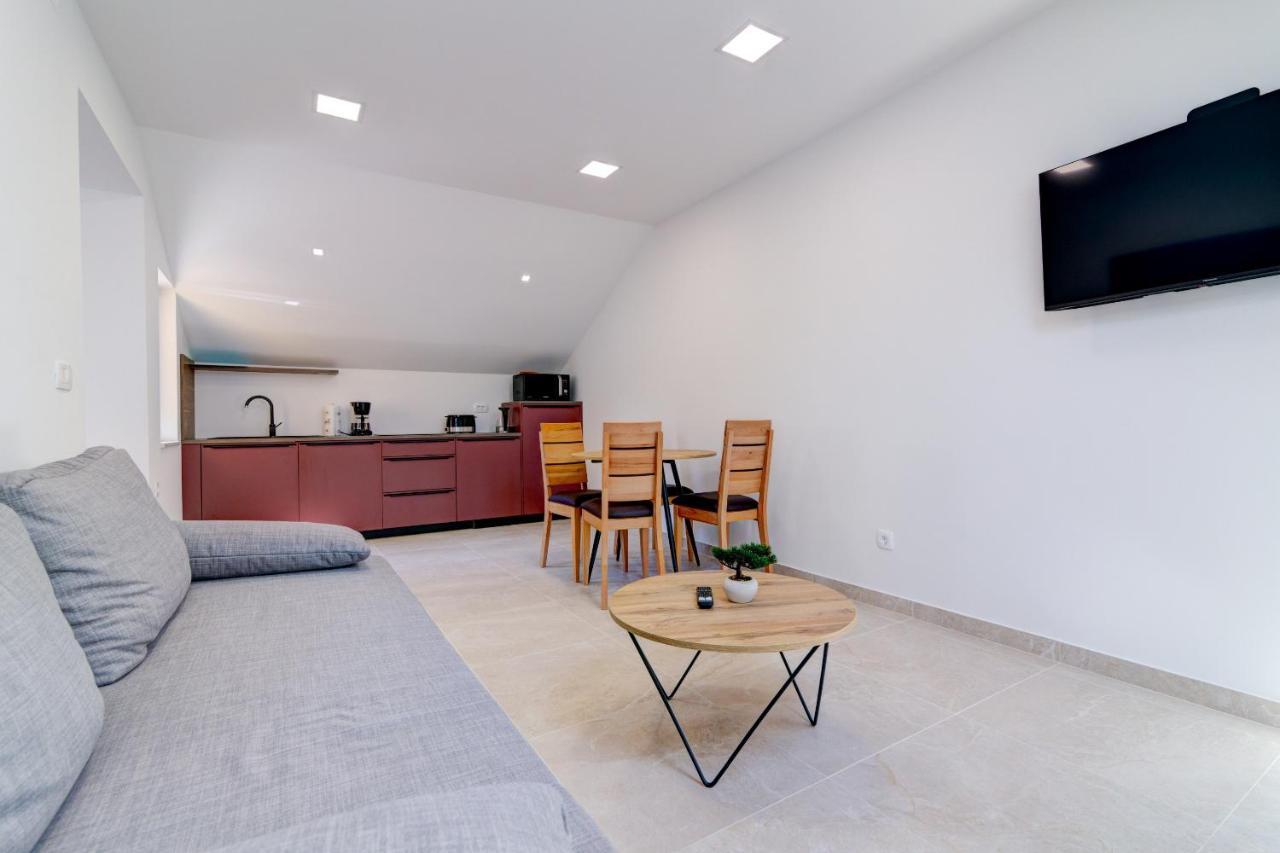 Rote Zora Apartment Senj  Luaran gambar