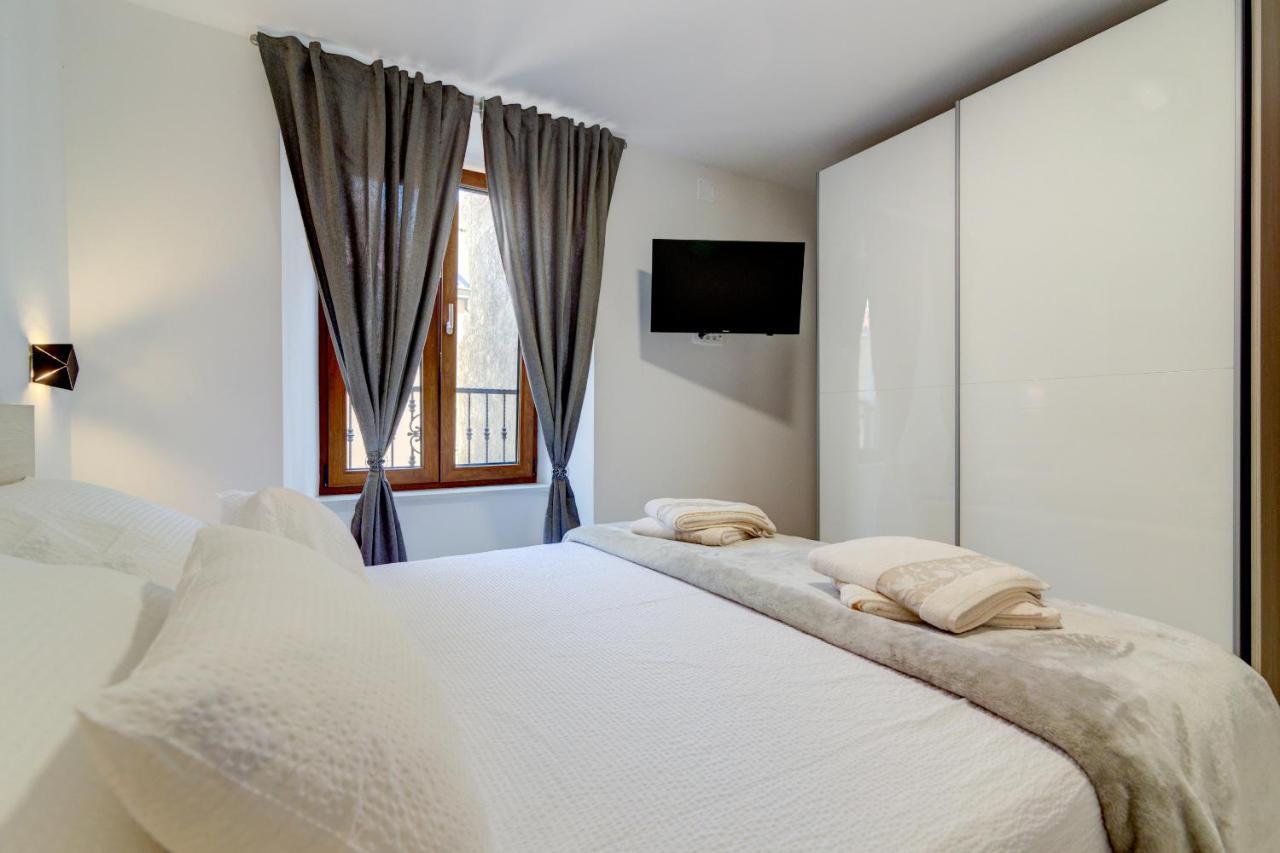 Rote Zora Apartment Senj  Luaran gambar