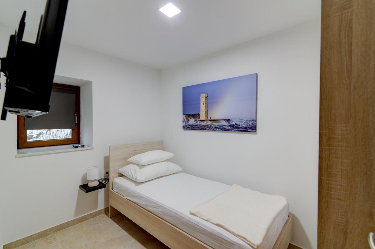 Rote Zora Apartment Senj  Luaran gambar