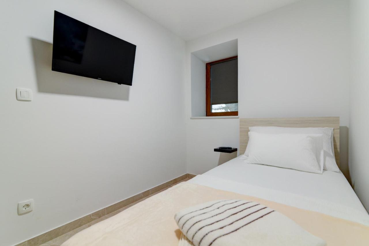 Rote Zora Apartment Senj  Luaran gambar